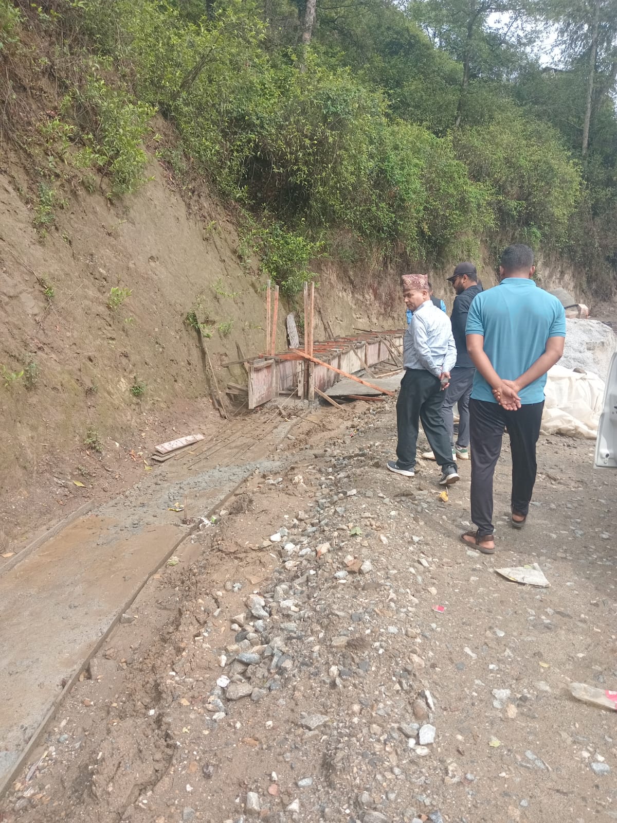 तिनपिप्ले रानीपौवा खण्ड सडक स्तरोन्नति अनुगमन, सडक डिभिजन कार्यालय ।